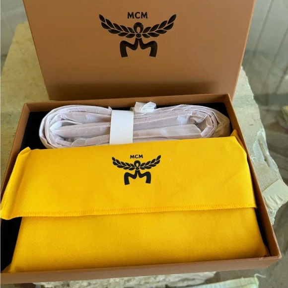 NIB MCM Pink wallet on Chain in Pink